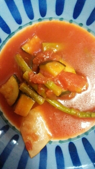 アスパラガスとズッキーニ入りのトマトスープ