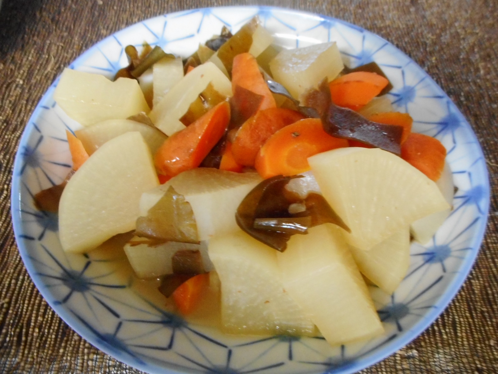 大根とにんじんと昆布の煮物