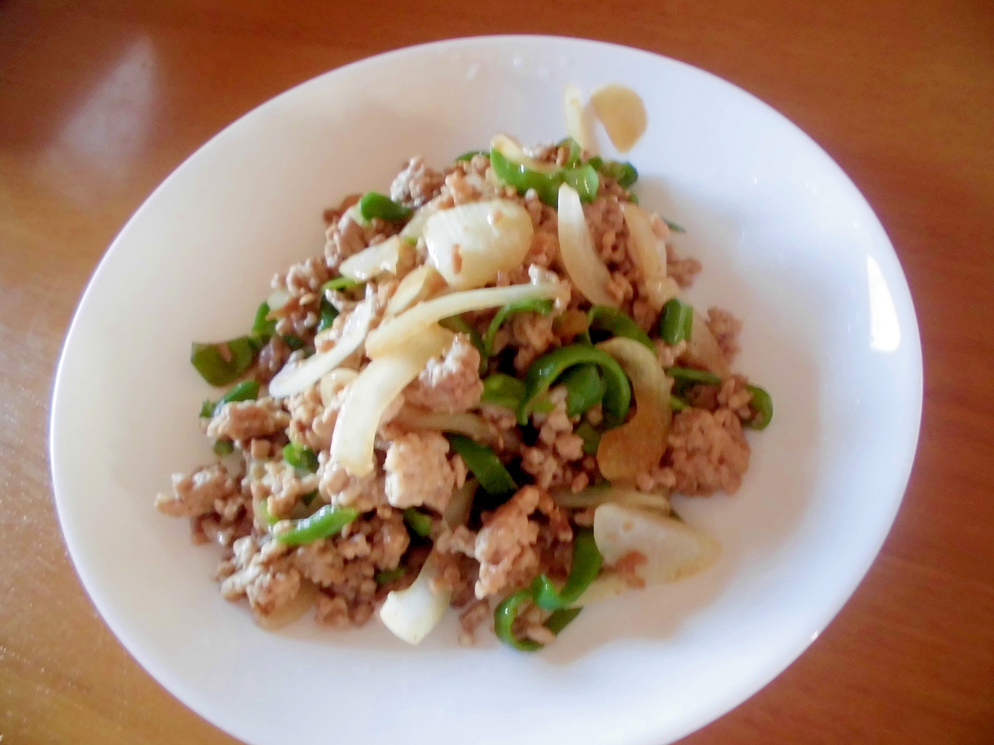 豚ミンチとピーマン・玉ねぎのカレー醤油炒め