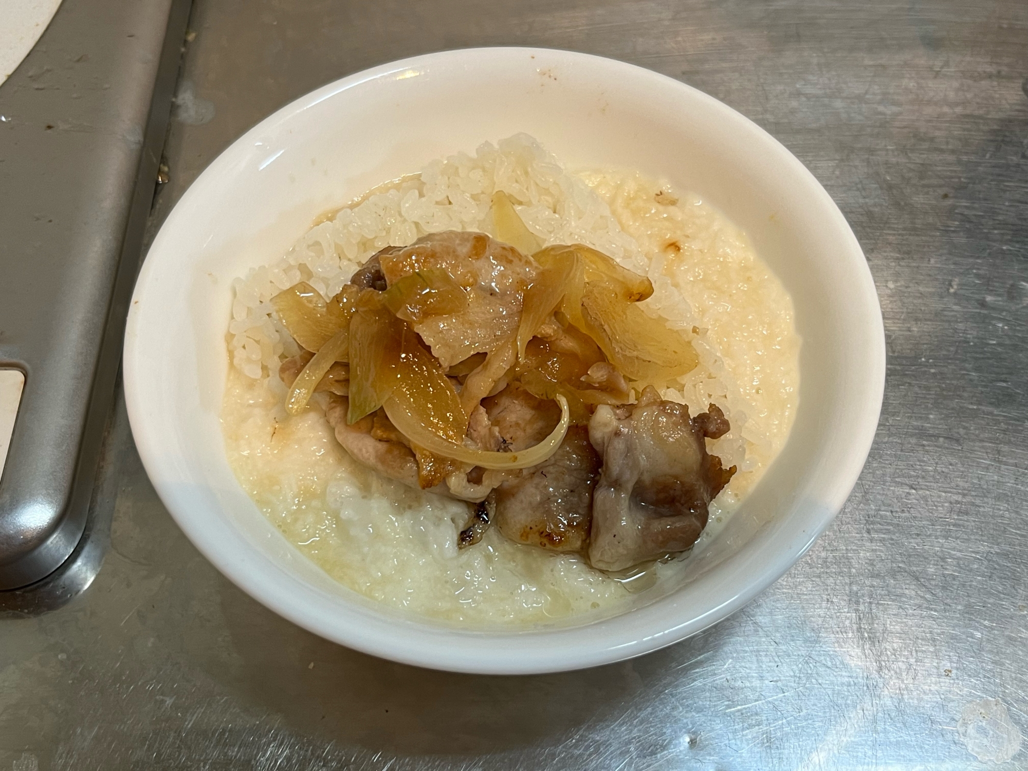 豚ロース肉と玉ねぎのとろろ丼