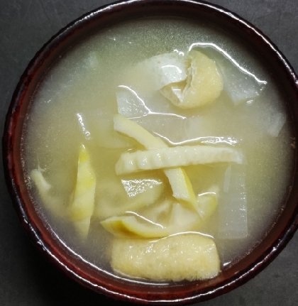 こんにちは〜ワカメの代わりに油揚げ入りです。冷凍していたハチクたけのこで美味しくいただきました(*^^*)レシピありがとうございます。
