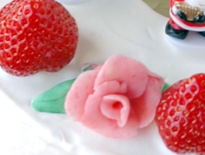 ケーキの飾りなどに　マジパンで作るバラの花