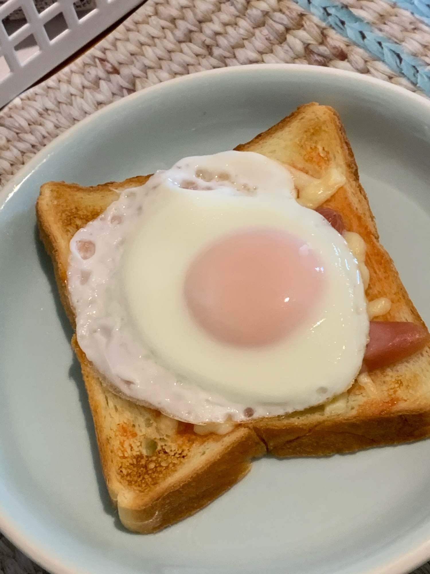 目玉焼き乗せトースト