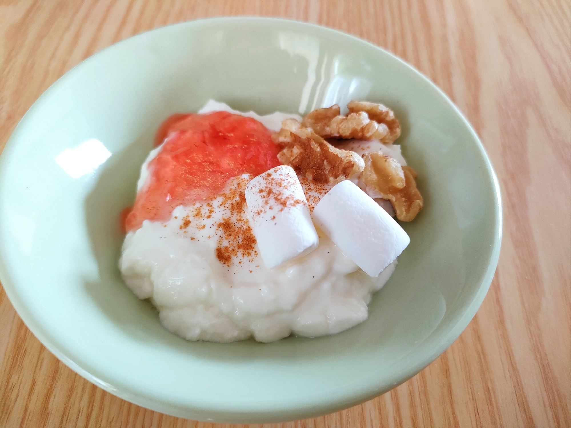 マシュマロと苺ジャムとくるみのヨーグルト