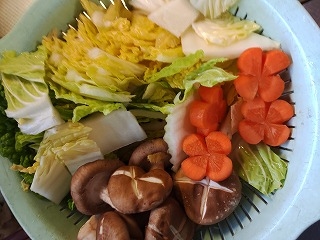 石狩鍋記念日なんてのがあるんですね！今夜は少し暑さがおさまったので鍋にしますね～(^_-)-☆お野菜切ったところです。お魚も調理中です～。来週もがんば