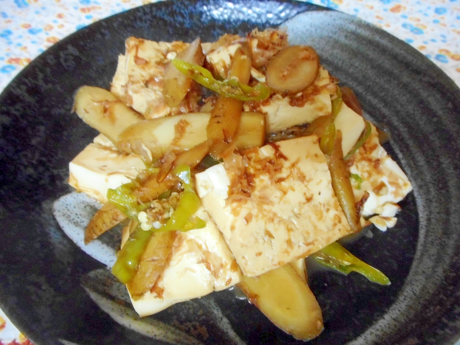 豆腐とゴボウとしし唐の煮物