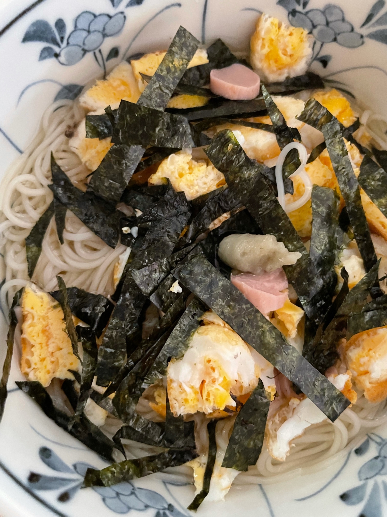 卵と海苔とソーセージの冷たいソーメン