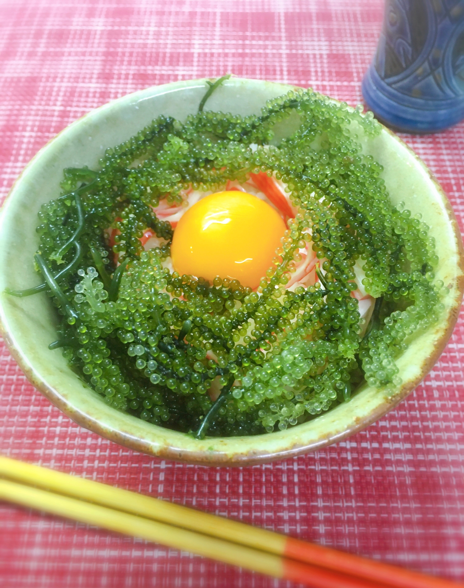 海ぶどう丼が緑の器に入っているところ