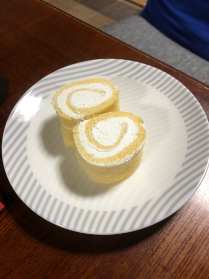 市販のロールケーキよりさっぱりしているし、オーブン無しで出来るのが素晴らしいです。
また作ろうと思います(^ω^)