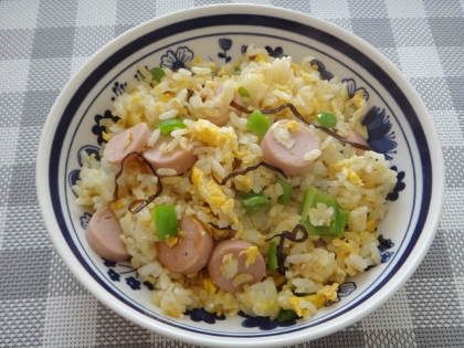 魚肉ソーセージとピーマンと卵の塩昆布炒飯