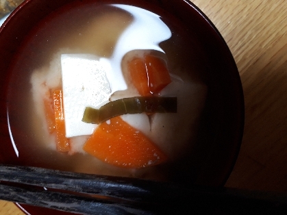 茄子とお豆腐とにんじんのお味噌汁