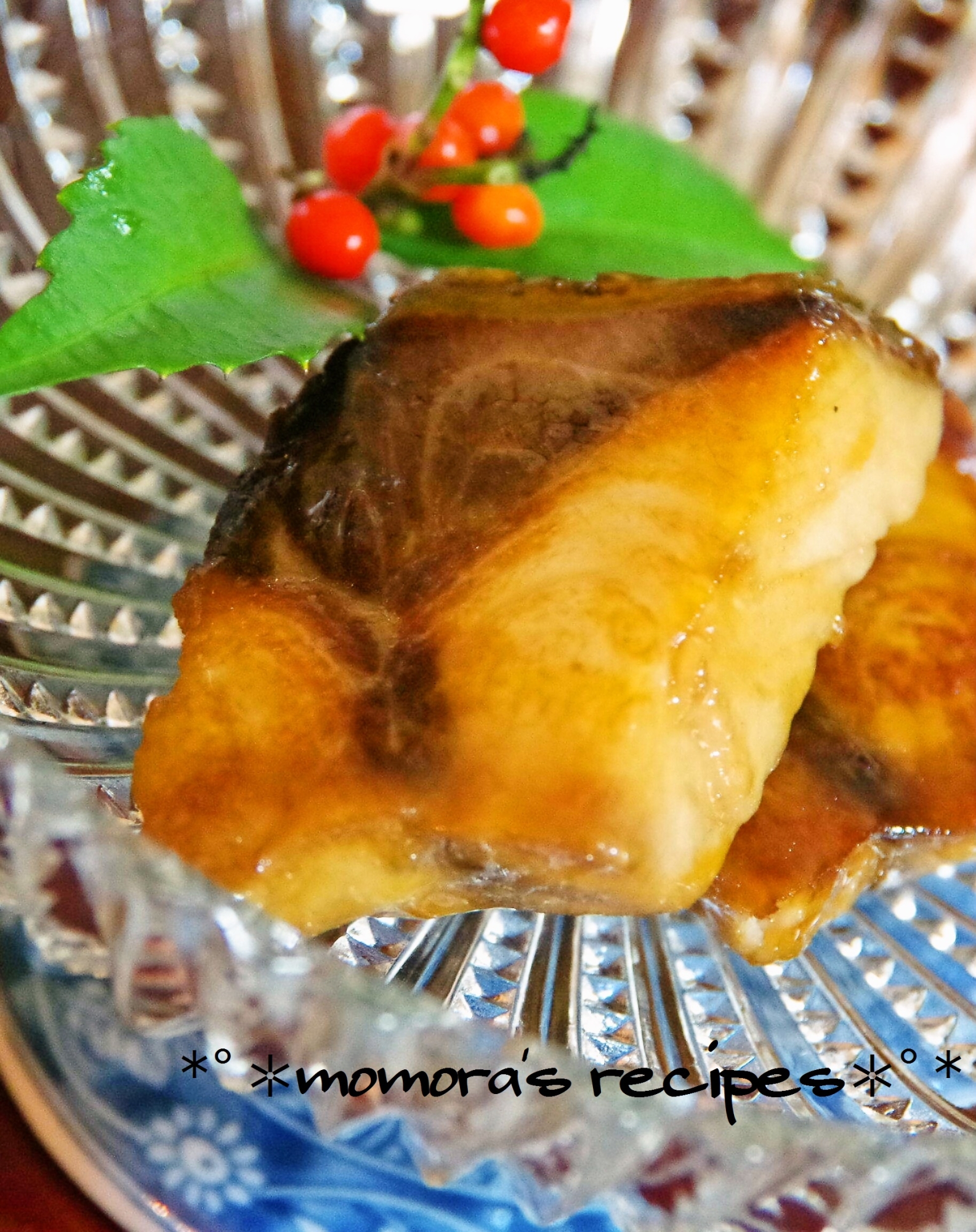 ガラスの皿に盛られた、ぶりの醤油麹照り焼き