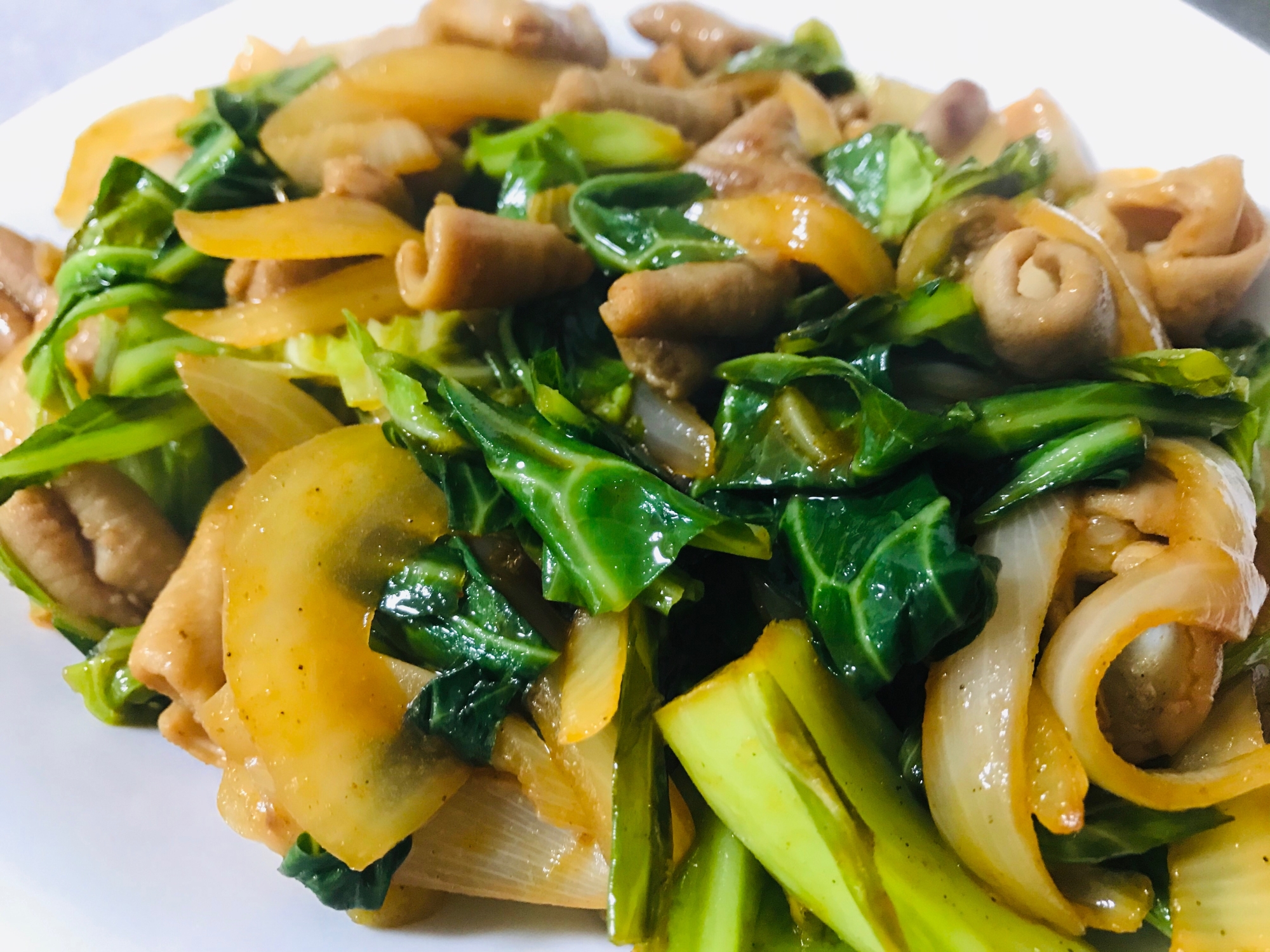 白い皿に盛り付けた豚ホルモンの甘ピリ辛炒め