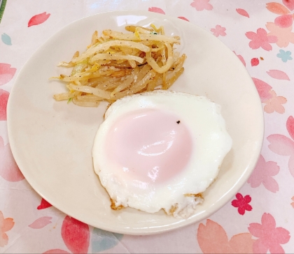 マヨカレーもやし目玉焼き