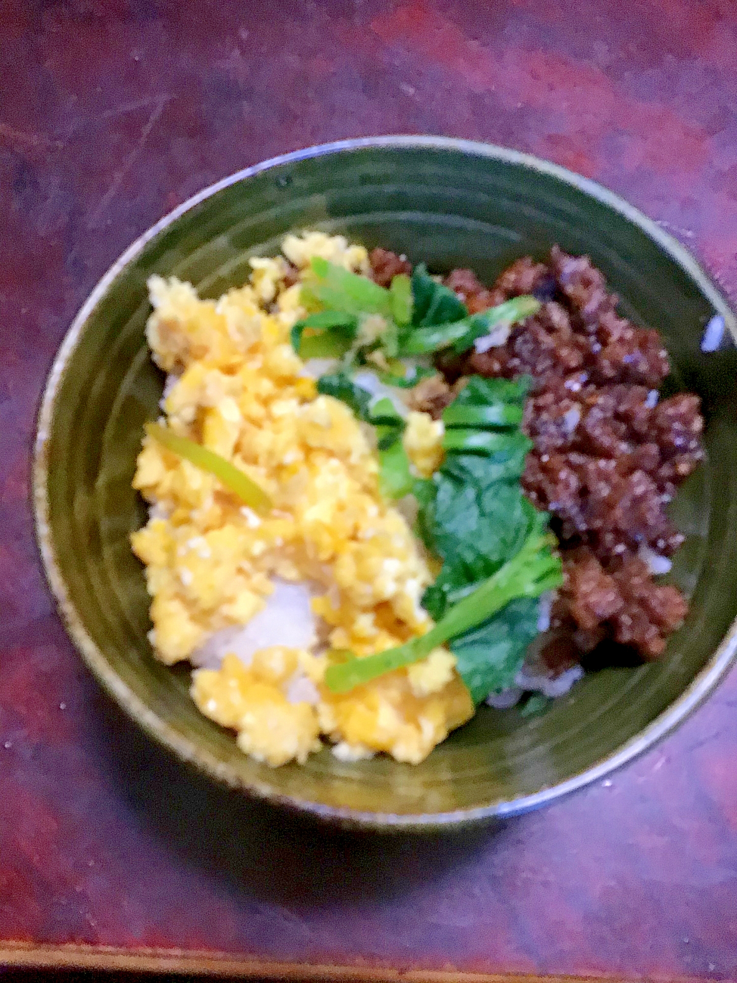小松菜と豚そぼろと炒り卵の３色丼。