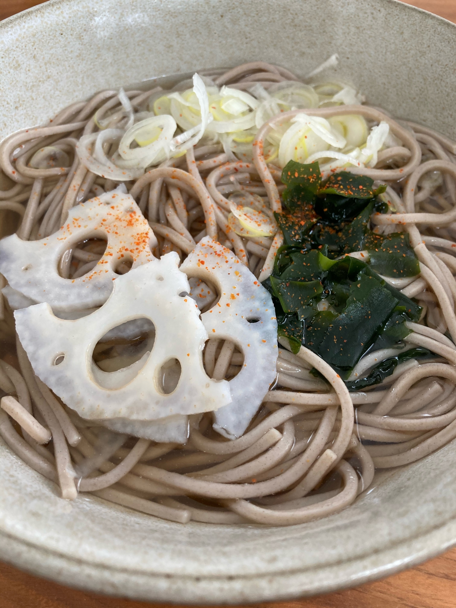 れんこんとわかめの蕎麦