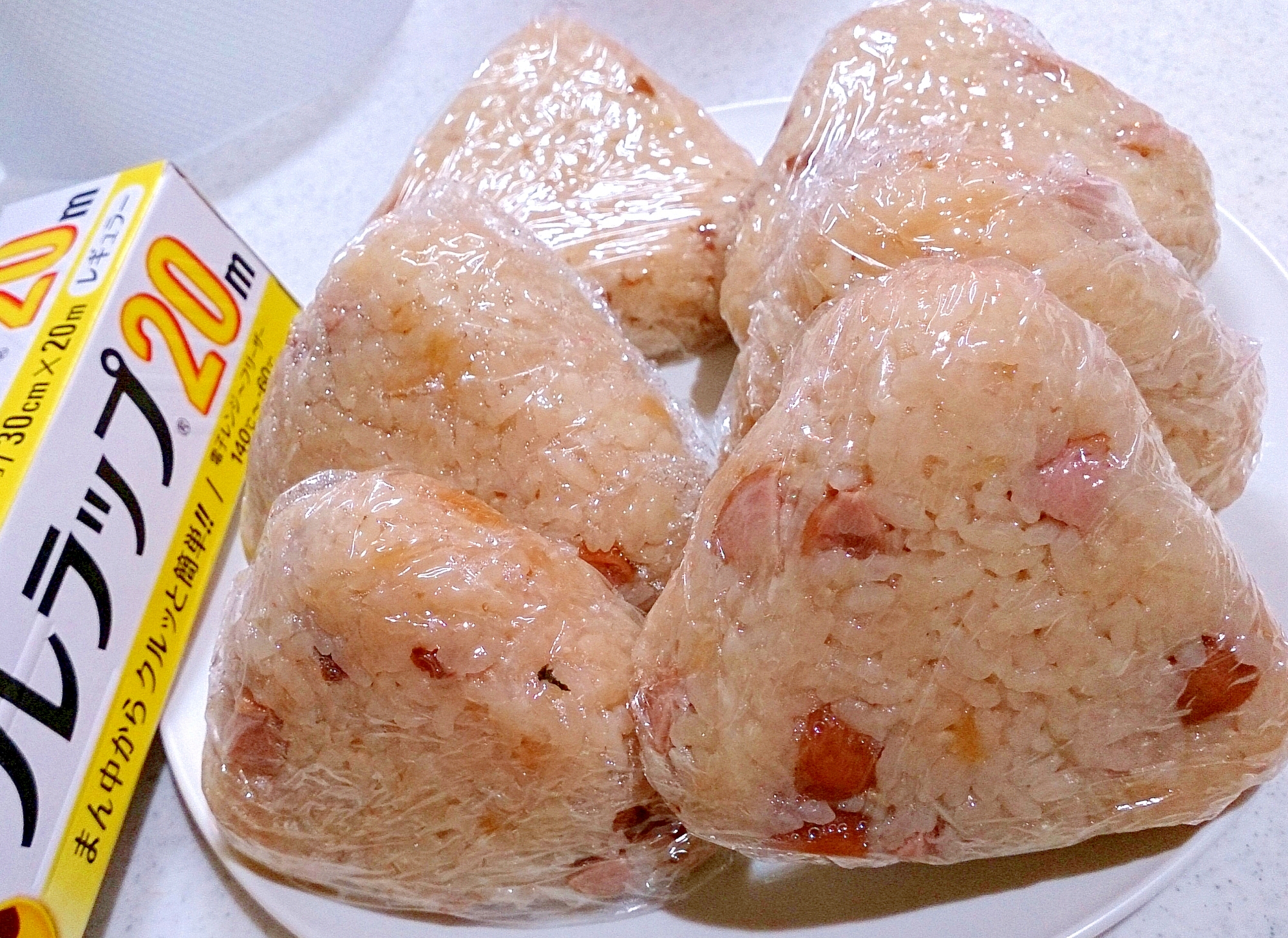 めんつゆで味付け簡単！ウインナー炊き込みおにぎり