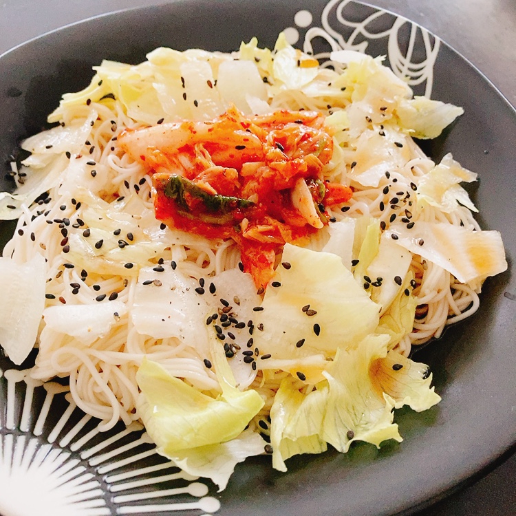 キムチとレタスとバルサミコ酢で、さっぱりそうめん