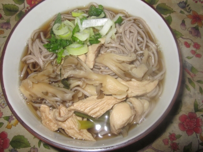 温か麺の季節です♪　「舞茸かしわ蕎麦」
