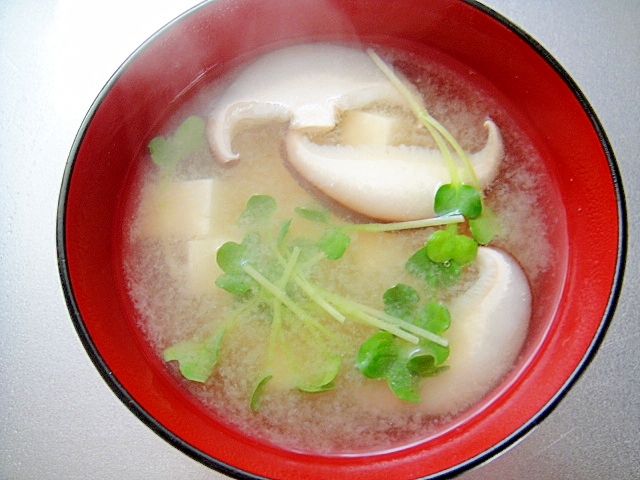 豆腐しいたけ、かいわれ大根の味噌汁