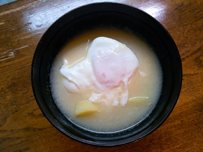 馬鈴薯と落とし卵の白味噌汁