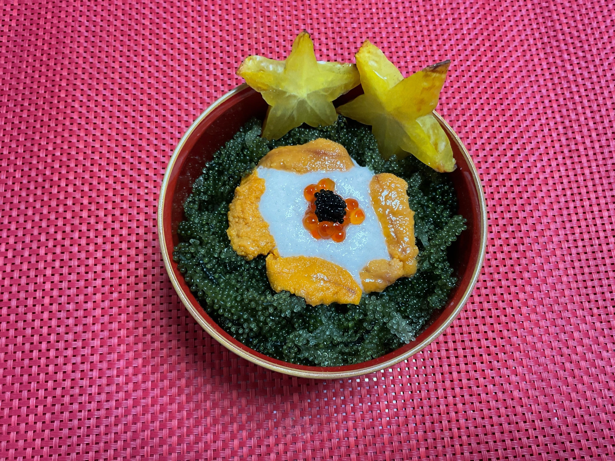 ウニとイクラととろろの海ぶどう丼