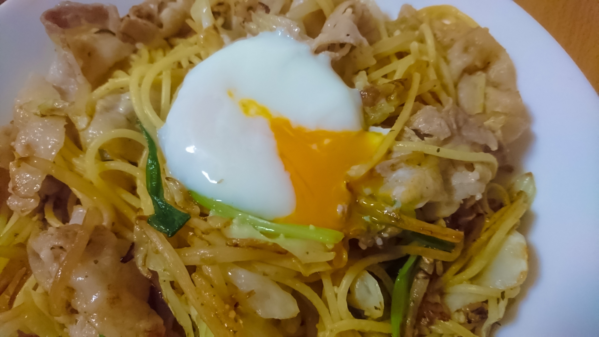 温泉卵でマイルドに！肉野菜パスタ