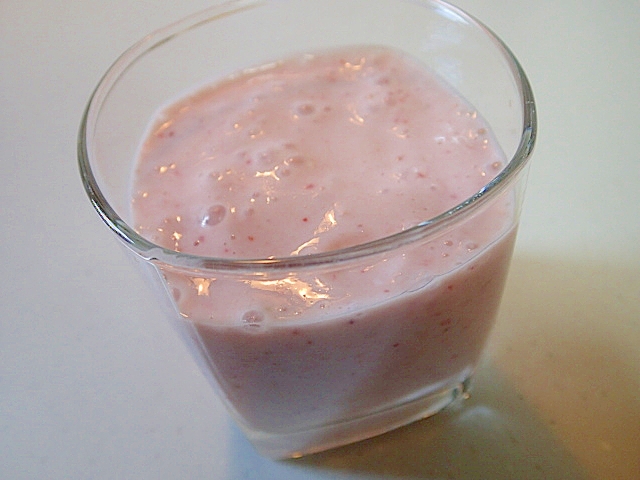 バナナと苺とラズベリー寒天の美的YGミルクジュース