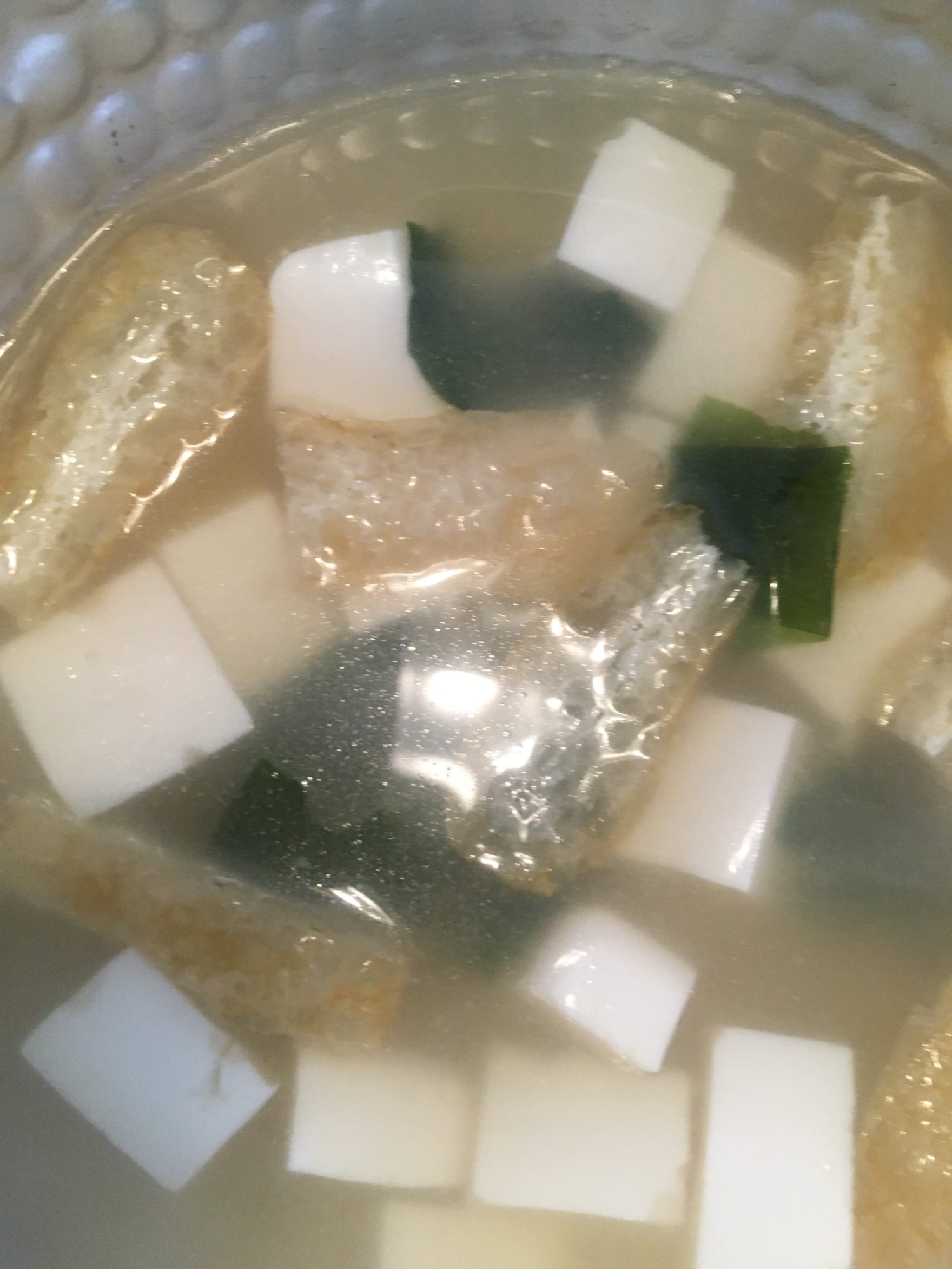 豆腐、わかめ、油揚げの味噌汁