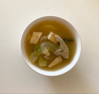 豆腐とわかめとレタスのお味噌汁