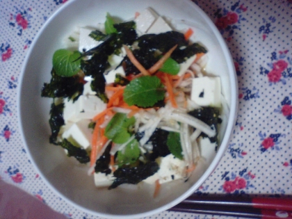 初レポ。残り物の豆腐、人参、葉っぱも彩りに～簡単なのに、美味しいゎ