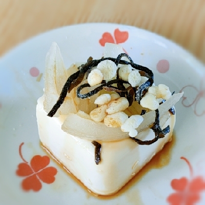 冷奴アレンジ 新玉スライス塩昆布天かすのせて