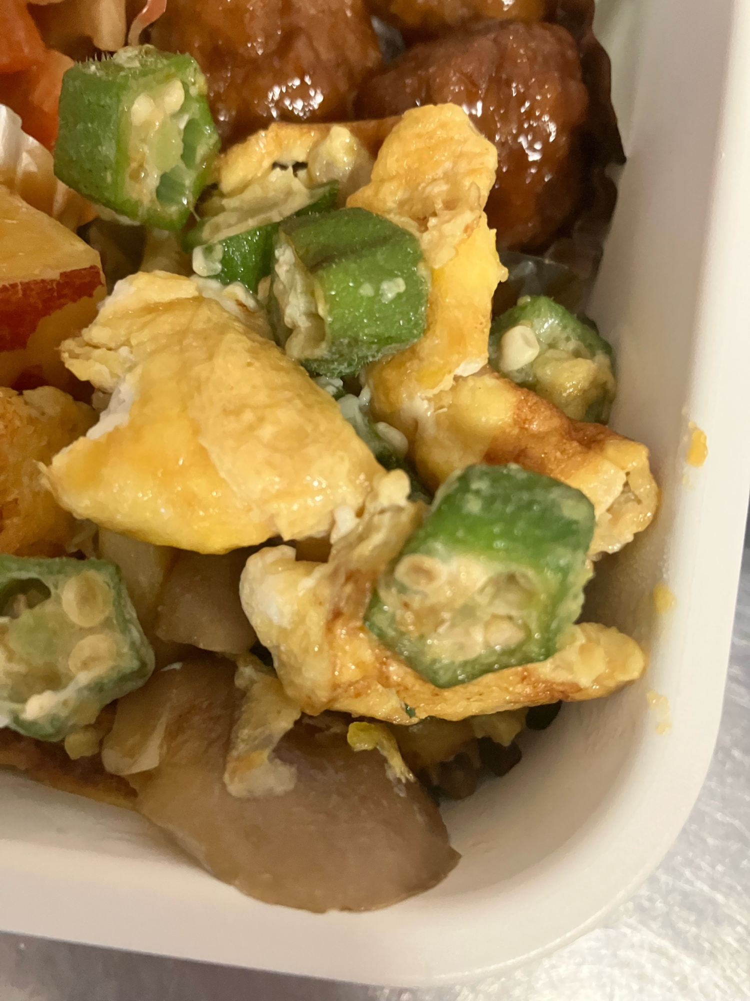 オクラとしめじのスクランブルエッグ