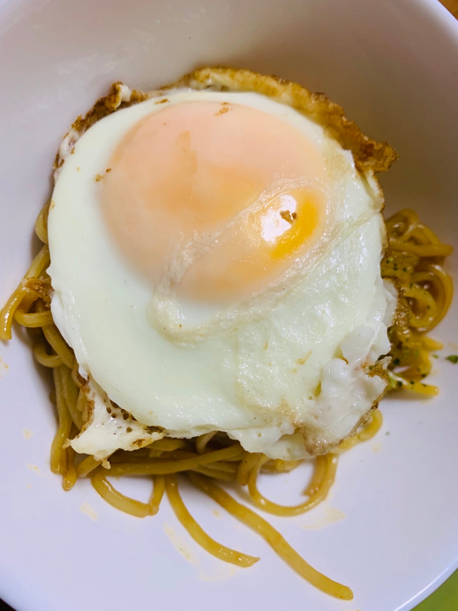 いつもの焼きそばに目玉焼きをのせて♡