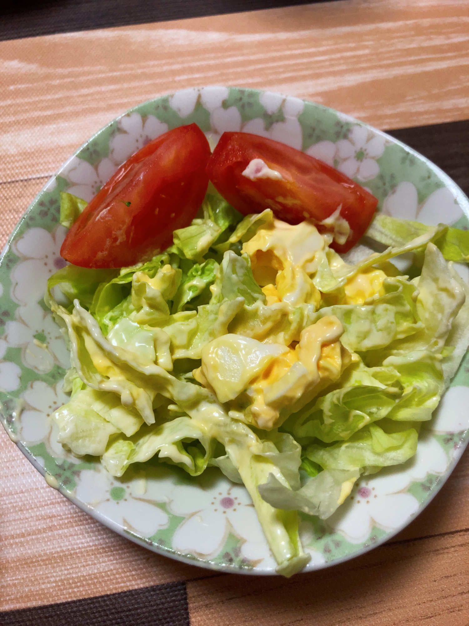 レタス卵サラダとトマト