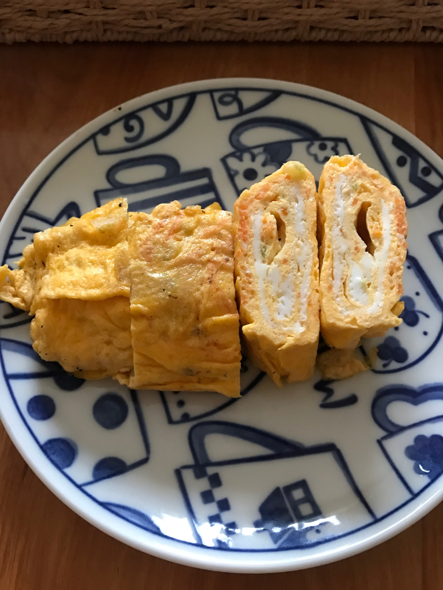 セロリと人参、チーズ入り卵焼き