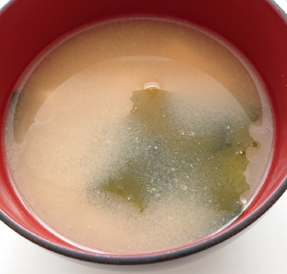 豆腐とわかめ、玉ねぎのお味噌汁