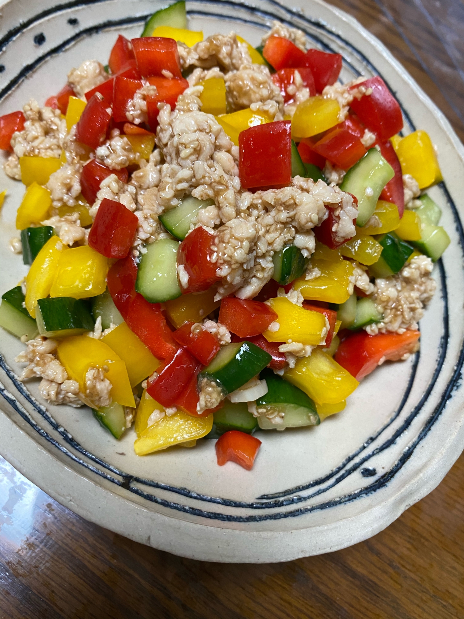 きゅうりとパプリカで！カラフル野菜の角切りサラダ