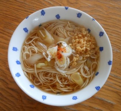 ダイエット中につき天かすは控えめ、うどんでなくにゅうめんで作りました♪天かす控えめでもつゆに良い味が出てて物足りなさがなく、おいしく食べられました！