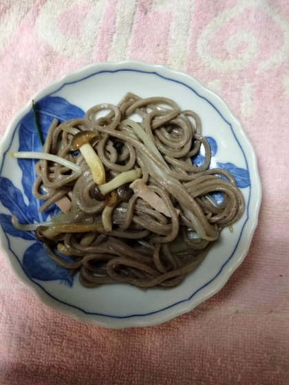 和そばで焼きそば！ベーコンしめじレタス