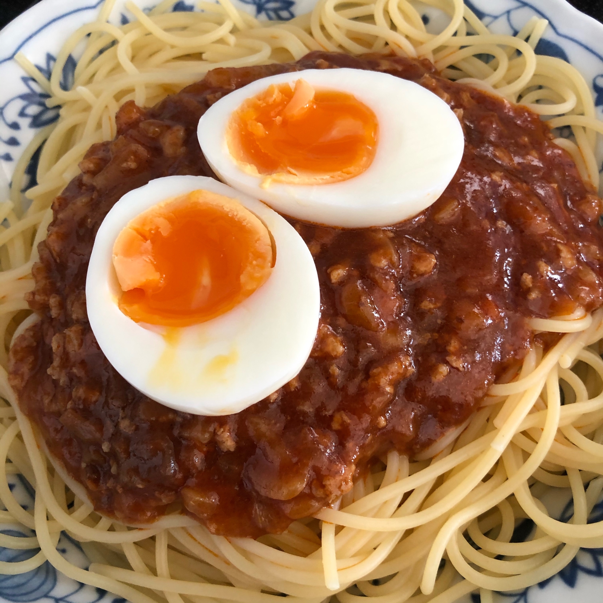 スパゲッティミートソースゆで卵添え