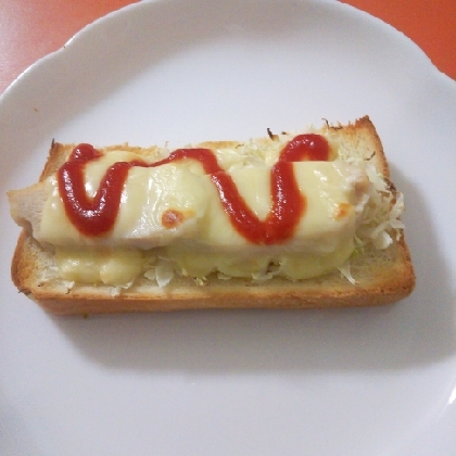 サラダチキンとキャベツのチーズトースト