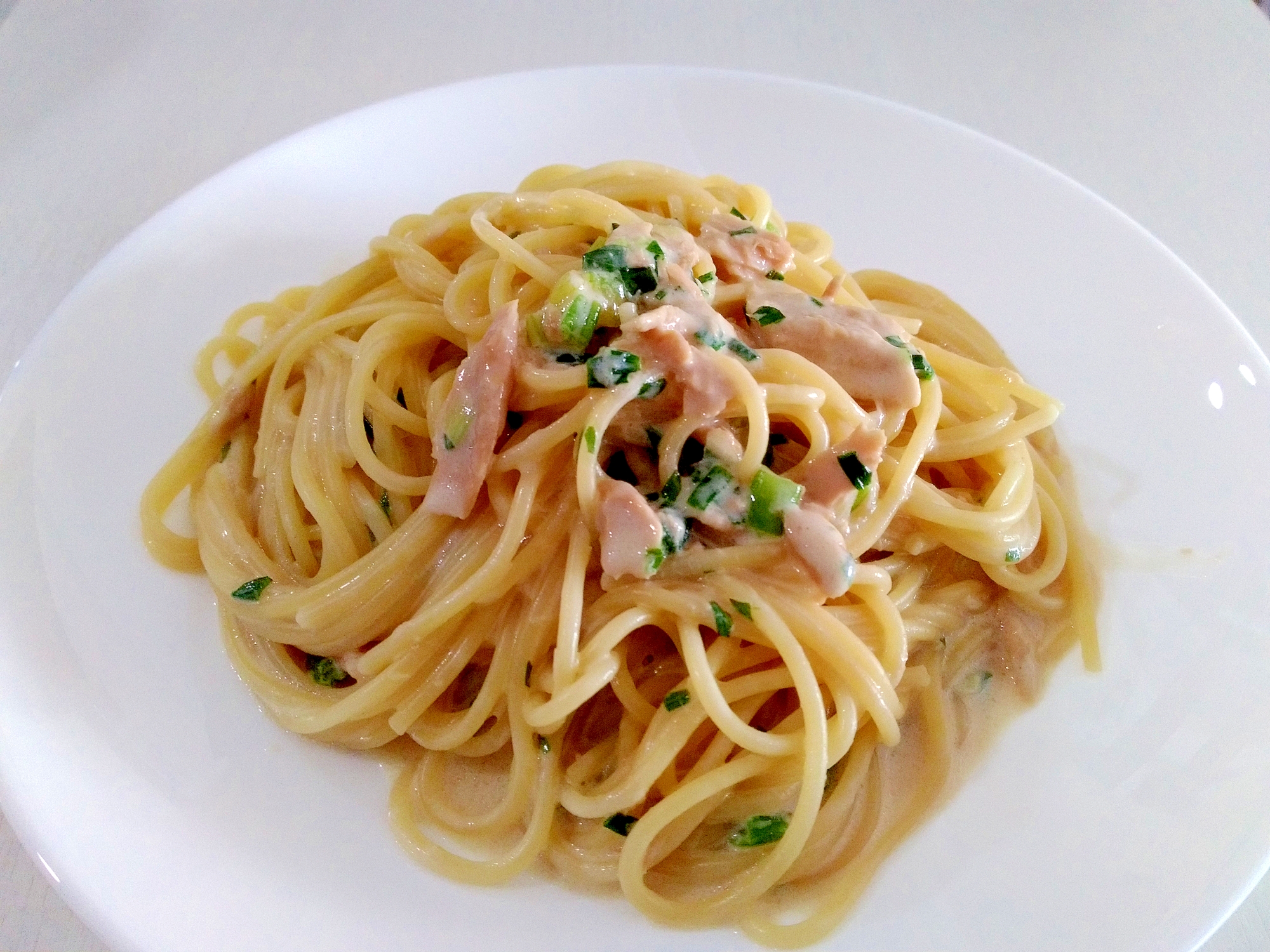 白い丸皿に盛り付けたツナの和風クリームパスタ