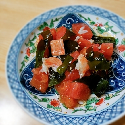 彩りキレイ♡トマトとわかめとカニカマの中華風サラダ