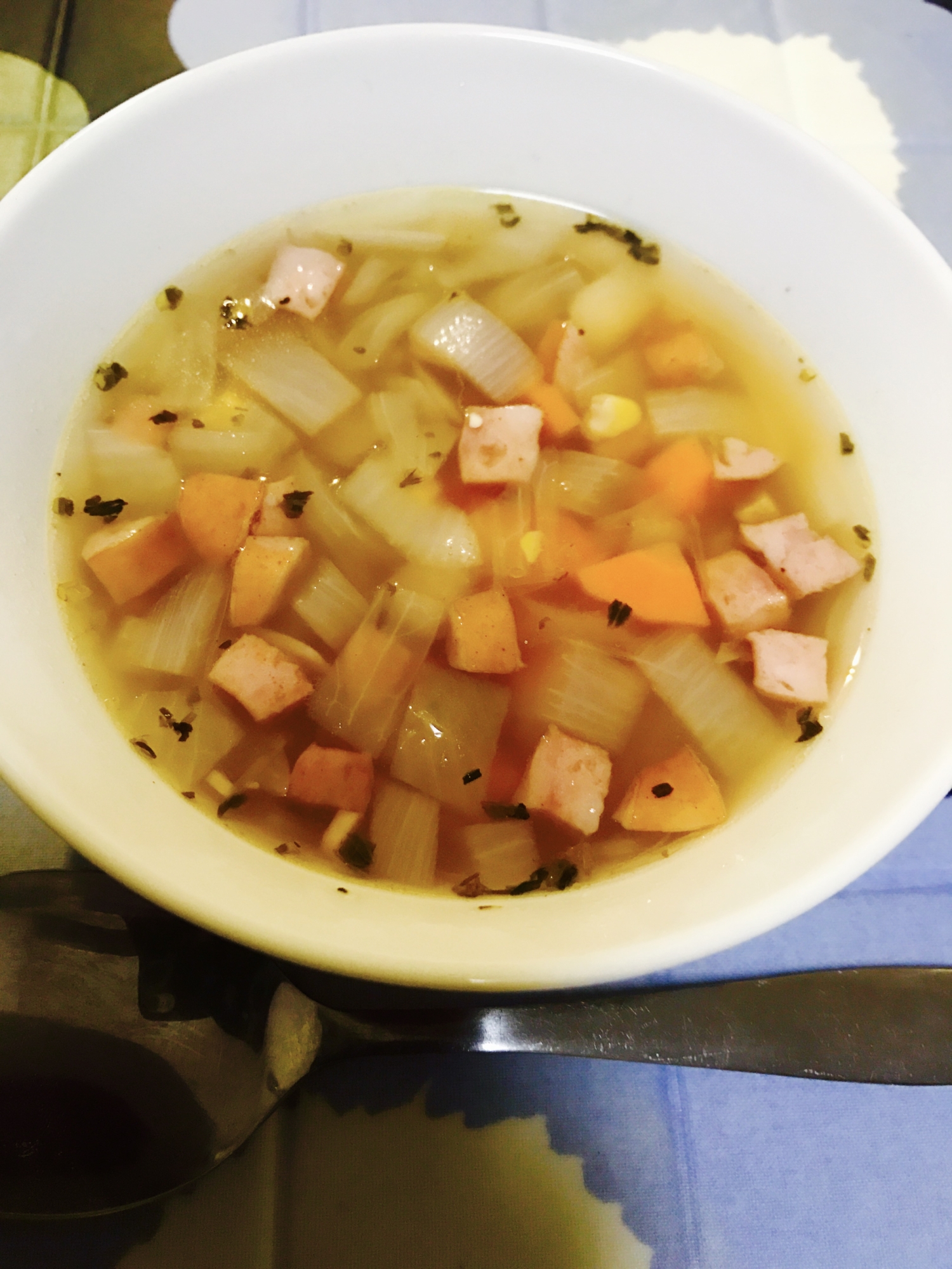 簡単な材料で食べごたえばっちり！野菜コンソメスープ