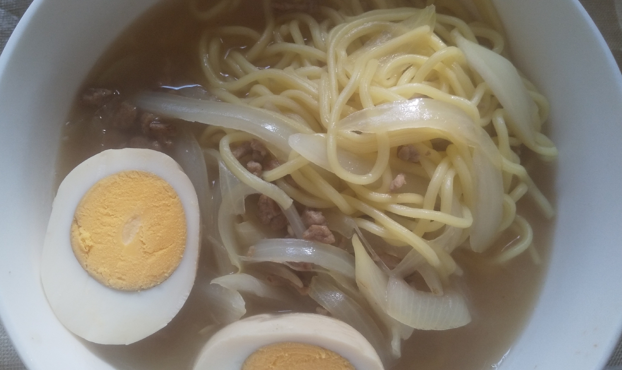 ひき肉と玉ねぎの焼そば麺で塩ラーメン