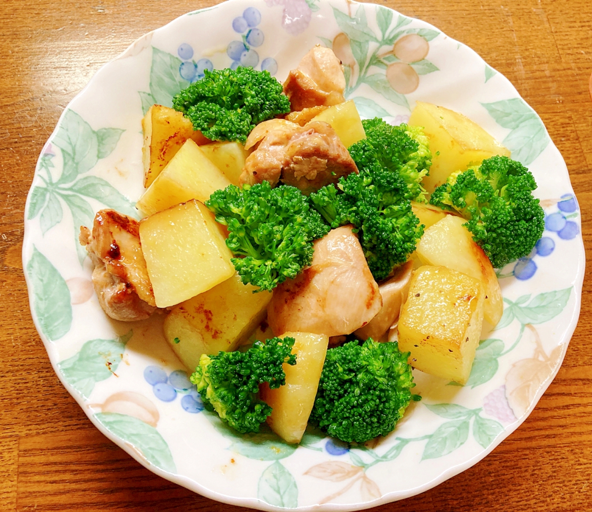 じゃが芋とブロッコリーと鶏肉の麺つゆバター炒め