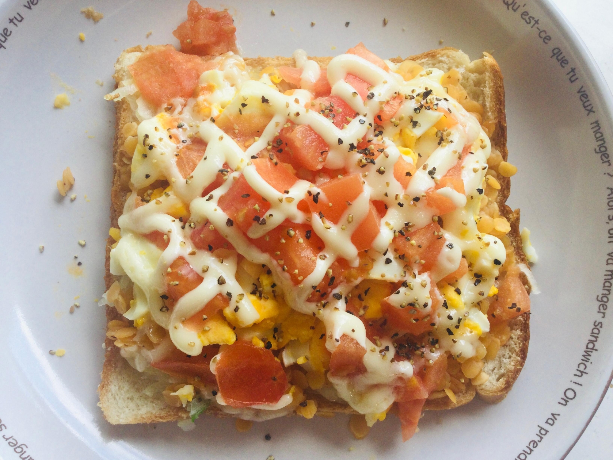 レンズ豆と卵とトマトのトースト