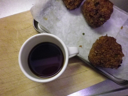 おにぎりのお供に塩コーヒー…じゃなくって、これはお弁当を作りながらのイップクです。米はダナ様にくれてやる、朝はパン食がいいジョニビですハイ。ｗ