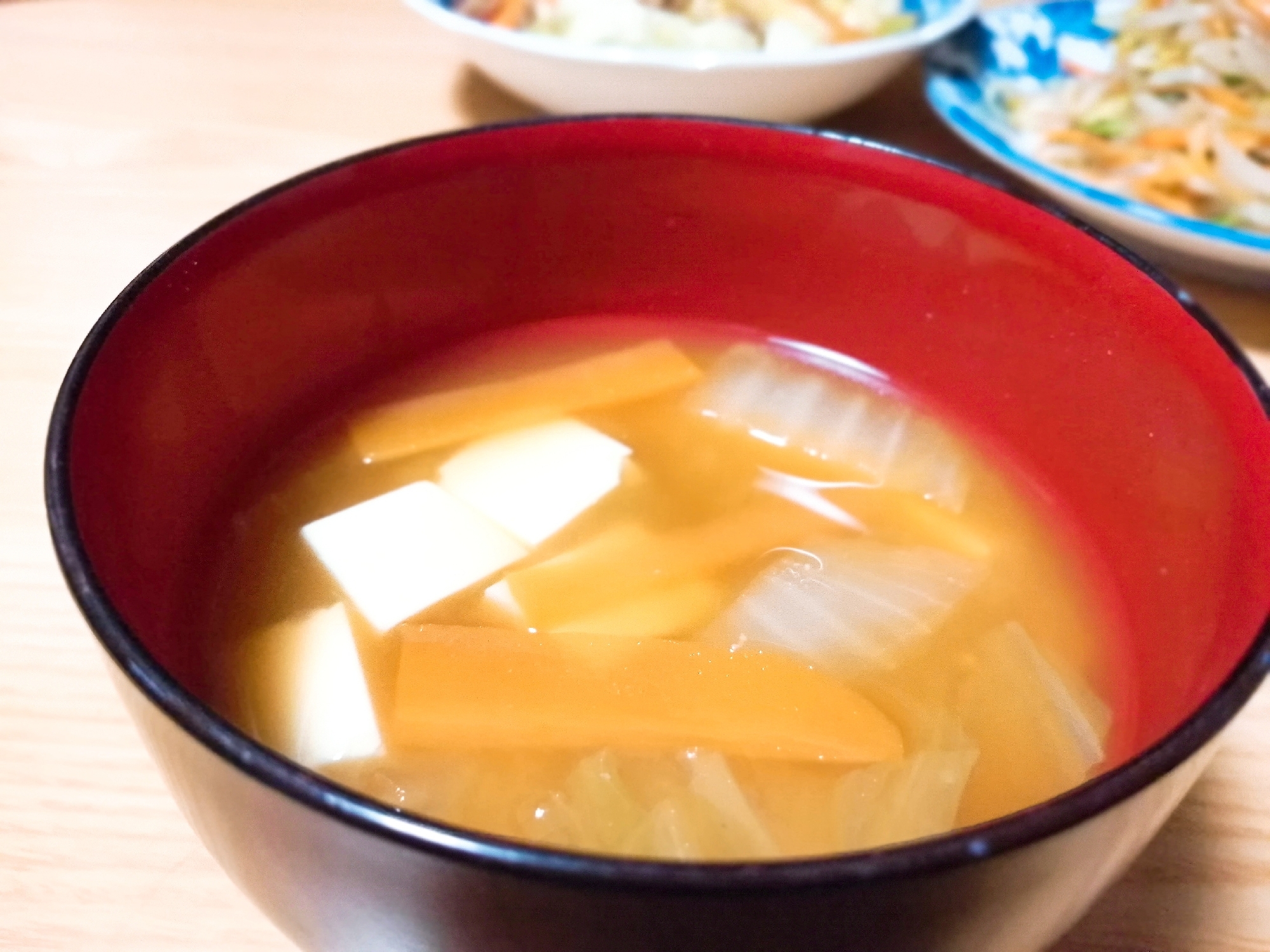 豆腐と白菜と人参の味噌汁
